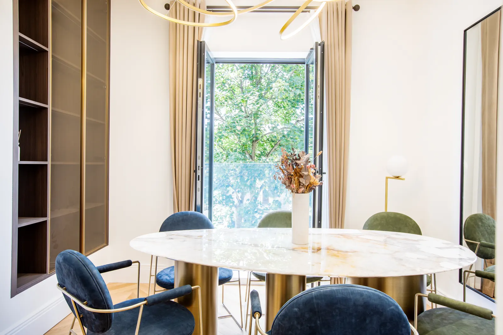 Dining table in marble with upholstered chairs