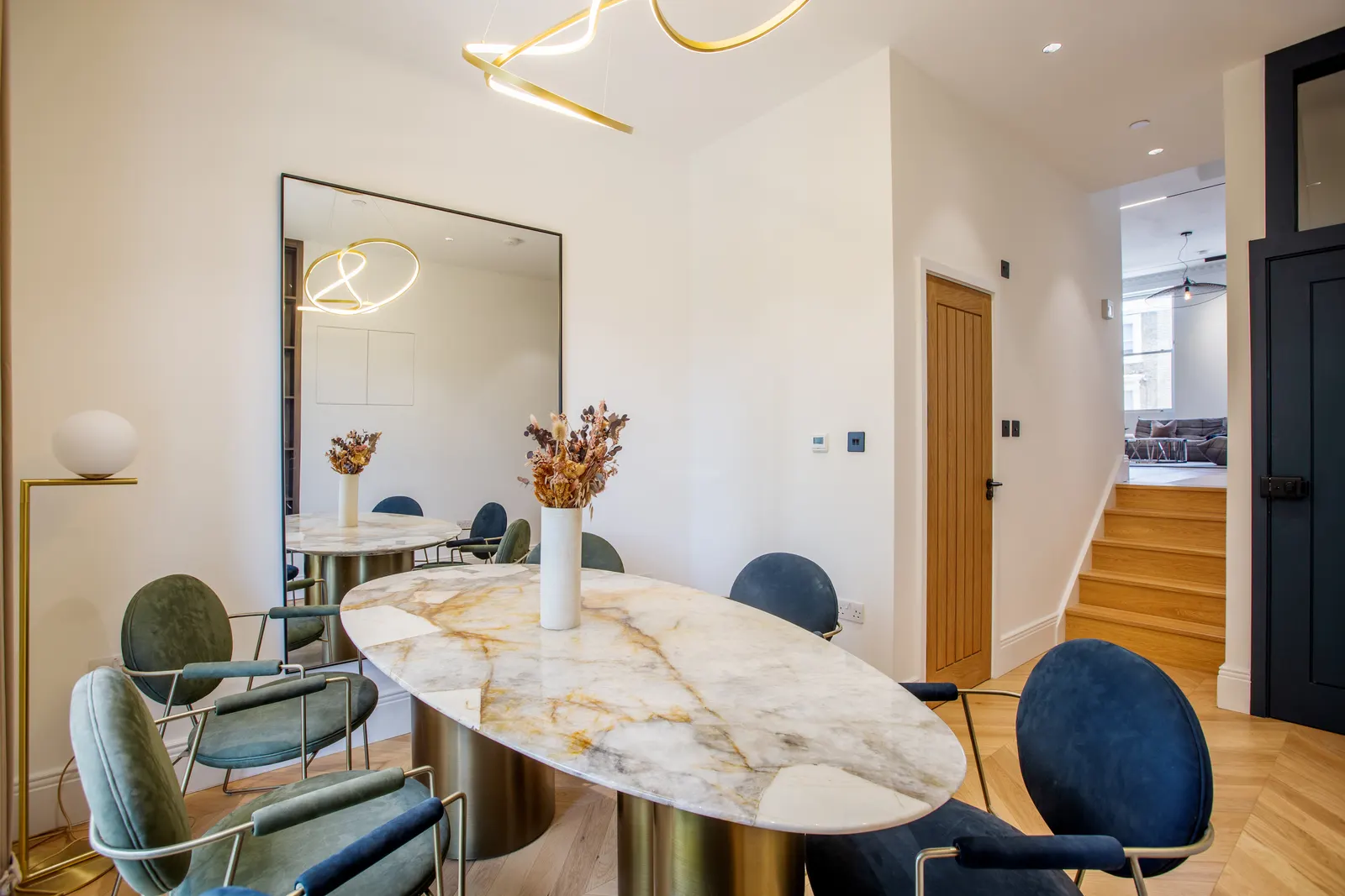 Dining corner with marble table and mirror