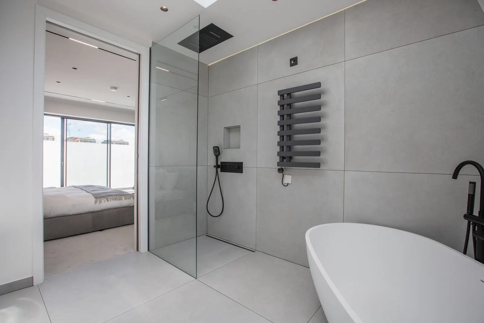 Walk-in shower with glass screen